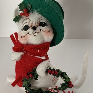Annalee dolls 2005 6" Mouse with Candy Cane Decorated Christmas Wreath Retired